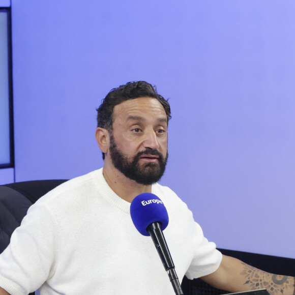 Exclusif - Cyril Hanouna - C.Hanouna avec ses chroniqueurs G.Maillet, E.Naulleau, G.Le Bret, V.Benaim, R.Aabou, et l'invité du jour, N.Dupont-Aignan, aux commandes de l'émission "On Marche Sur La Tête" diffusée en direct sur les ondes de radio Europe 1, à Paris, France, le 18 juin 2024. © Jack Tribeca/Bestimage 