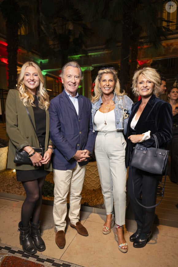 Exclusif - Valentine Sled, William Leymergie, Caroline Margeridon et Sophie Davant lors de l'inauguration du Restaurant & Bar 19.20 by Norbert Tarayre à l'hôtel Prince de Galles à Paris le 10 octobre 2023. Le 10 octobre dernier, le tout Paris avait rendez-vous dans ce qui s'annonce comme le bistrot du Triangle d'Or Parisien. Le Chef Norbert Tarayre aidé de l'agence The Atrenders et l'hôtel Prince de Galles ont organisé une pendaison de crémaillère des plus étonnantes. Au sein de ce mythique établissement de l'Avenue George V, tous les univers ont répondu présent : le monde de la télévision, le monde de la chanson, le monde du cinéma, le monde de la gastronomie , le monde sportif et enfin le monde des influenceurs. Une soirée incroyable ! C'est au milieu de danseuses du Moulin Rouge, d'un magicien et d'une caricaturiste que le chef Norbert Tarayre a annoncé le programme de son nouveau restaurant " 19.20 La table de Norbert ", un menu à 49e (entrée/plat/dessert), une rôtisserie à partager et un plat à l'ardoise. Pour l'ouverture ce jeudi 12 octobre, Norbert Tarayre veut frapper fort, le plat du jour : Les Moules Frites ! Une soirée où tous les mondes se sont réunis pour créer une nouvelle atmosphère rarement ressentie à Paris. Le sentiment que tout le monde peut échanger, se rencontrer autour de mets extrêmement simples. Cette pendaison de crémaillère a donné un magnifique aperçu de ce que Norbert Tarayre et le Prince de Galles souhaitent mettre en place. Ouverture officielle le 12 octobre à 12H. Pierre Perusseau / Coadic Guirec / Bestimage 