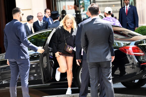 René-Charles Angélil, porte un t-shirt Outkast, et sa compagne Angelique Weckenmann arrivent à l'hôtel Royal Monceau avant l'ouverture des Jeux Olympiques (JO) Paris 2024 à à Paris, France, le 24 juillet 2024. 