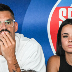 "En plus, Lola adore !", s'amuse Florent Manaudou
 
Florent Manaudou et sa nouvelle compagne Lola Dumenil dans les tribunes lors des Championnats de France de natation à Chartres le 18 Juin 2024. © Matthieu Mirville/Bestimage