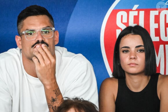 "En plus, Lola adore !", s'amuse Florent Manaudou
 
Florent Manaudou et sa nouvelle compagne Lola Dumenil dans les tribunes lors des Championnats de France de natation à Chartres le 18 Juin 2024. © Matthieu Mirville/Bestimage