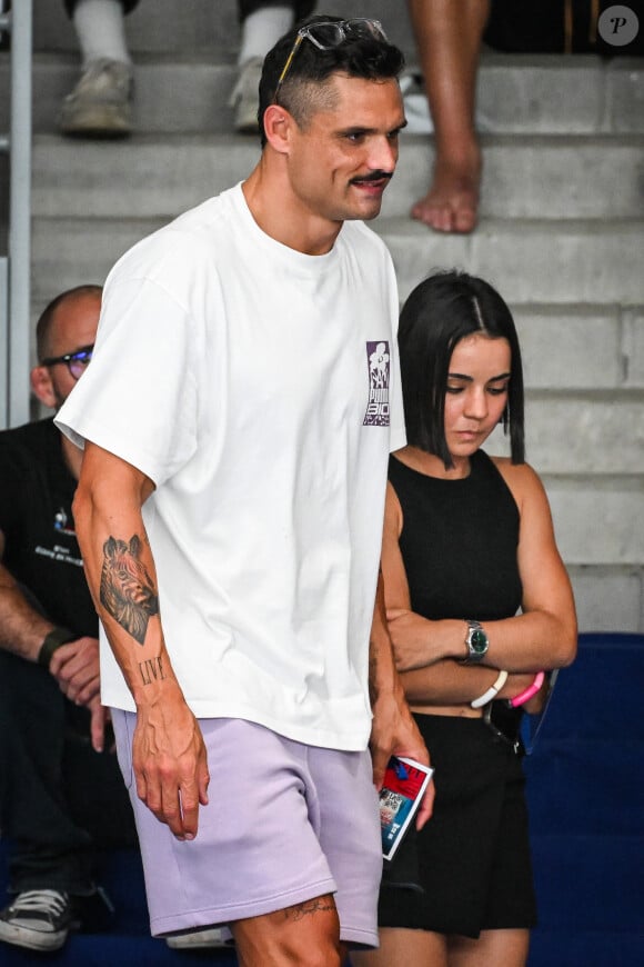 Florent Manaudou et sa nouvelle compagne Lola Dumenil dans les tribunes lors des Championnats de France de natation à Chartres le 18 Juin 2024. © Matthieu Mirville/Bestimage