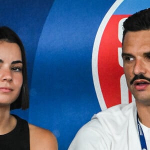 Florent Manaudou et sa nouvelle compagne Lola Dumenil dans les tribunes lors des Championnats de France de natation à Chartres le 18 Juin 2024. © Matthieu Mirville/Bestimage