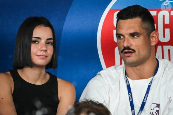 Florent Manaudou et sa nouvelle compagne Lola Dumenil dans les tribunes lors des Championnats de France de natation à Chartres le 18 Juin 2024. © Matthieu Mirville/Bestimage