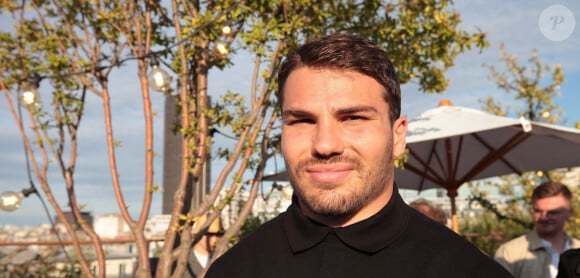 Une victoire aux Jeux olympiques de Paris pourrait encore davantage augmenter la popularité d'Antoine Dupont
 
Exclusif - Rencontre avec le joueur de rugby Antoine Dupont à la Tour Eiffel à Paris. Le 14 juillet 2024 © Jonathan Rebboah / Panoramic / Bestimage