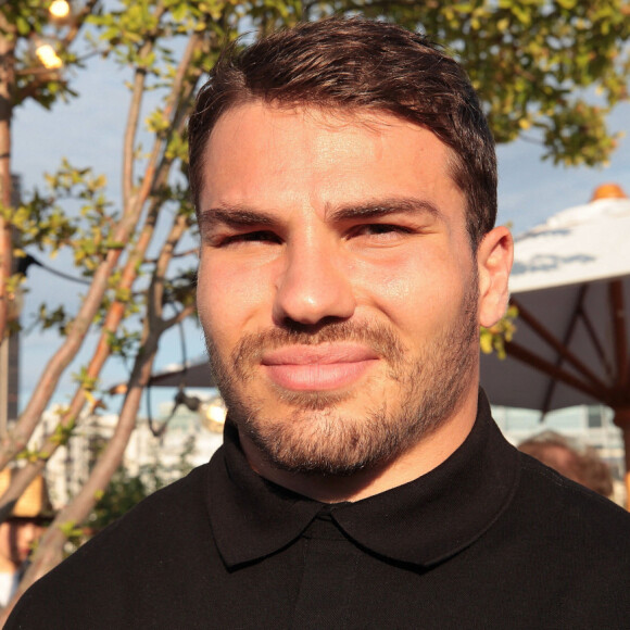 Une victoire aux Jeux olympiques de Paris pourrait encore davantage augmenter la popularité d'Antoine Dupont
 
Exclusif - Rencontre avec le joueur de rugby Antoine Dupont à la Tour Eiffel à Paris. Le 14 juillet 2024 © Jonathan Rebboah / Panoramic / Bestimage