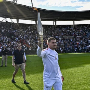 Antoine Dupont allume Le Chaudron Olympique - La Flamme Olympique (JO 2024) arrive en Haute-Garonne et traverse la Ville de Toulouse et finit dans le stade d'Ernest-Wallon le 17 mai 2024. © Thierry Breton / Panoramic / Bestimage