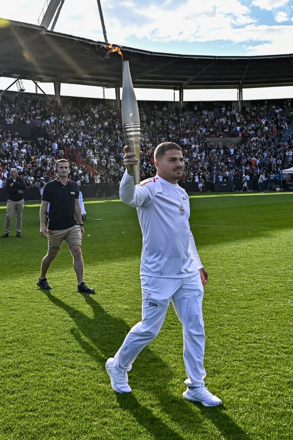 Antoine Dupont allume Le Chaudron Olympique - La Flamme Olympique (JO 2024) arrive en Haute-Garonne et traverse la Ville de Toulouse et finit dans le stade d'Ernest-Wallon le 17 mai 2024. © Thierry Breton / Panoramic / Bestimage