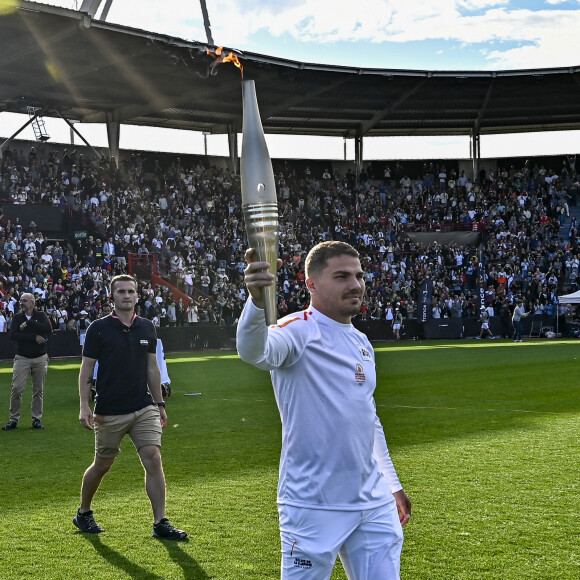 Antoine Dupont allume Le Chaudron Olympique - La Flamme Olympique (JO 2024) arrive en Haute-Garonne et traverse la Ville de Toulouse et finit dans le stade d'Ernest-Wallon le 17 mai 2024. © Thierry Breton / Panoramic / Bestimage