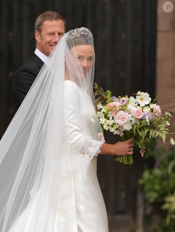 Si son mariage était digne d'un conte de fées, la facture du personnel employé pour l'événement a elle a été très salée et... aux frais du contribuable !
Rupert Henson et sa fille Olivia Henson - Mariage du duc de Westminster, Hugh Grosvenor, et Olivia Henson en la cathédrale de Chester. Le 7 juin © Julien Burton / Bestimage 