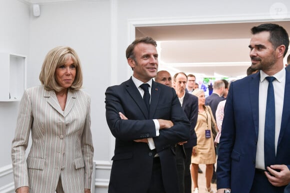 Brigitte Macron, son épouse, y met elle aussi du sien pour communiquer sur ces JO tant attendus. 
Inauguration de la Maison de l'Elysée située en face du Palais de l'Elysée, par le Président de la République Emmanuel Macron et sa femme Brigitte Macron, à l'occasion des Jeux Olympiques et Paralympiques de Paris 2024. © Isa Harsin / Pool / Bestimage