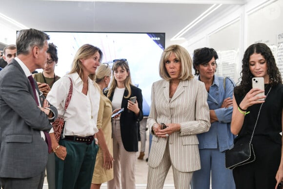 La première dame portait un magnifique tailleur beige à rayures pour l'occasion. 
Sarah Poniatowski - Inauguration de la Maison de l'Elysée située en face du Palais de l'Elysée, par le Président de la République Emmanuel Macron et sa femme Brigitte Macron, à l'occasion des Jeux Olympiques et Paralympiques de Paris 2024. Le 24 juillet 2024, a Paris. © Isa Harsin / Pool / Bestimage