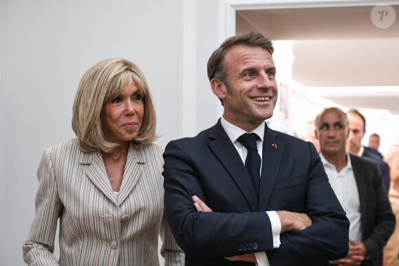 Emmanuel Macron est attendu au tournant et a promis que le jeu en vaudrait la chandelle. 
Inauguration de la Maison de l'Elysée située en face du Palais de l'Elysée, par le Président de la République Emmanuel Macron et sa femme Brigitte Macron, à l'occasion des Jeux Olympiques et Paralympiques de Paris 2024. Le 24 juillet 2024, a Paris. © Isa Harsin / Pool / Bestimage