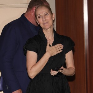 La première dame a été photographiée tout sourire aux côtés de Céline Dion. 
Céline Dion retourne fatiguée à son hôtel après des répétitions pour les Jeux Olympiques de Paris.