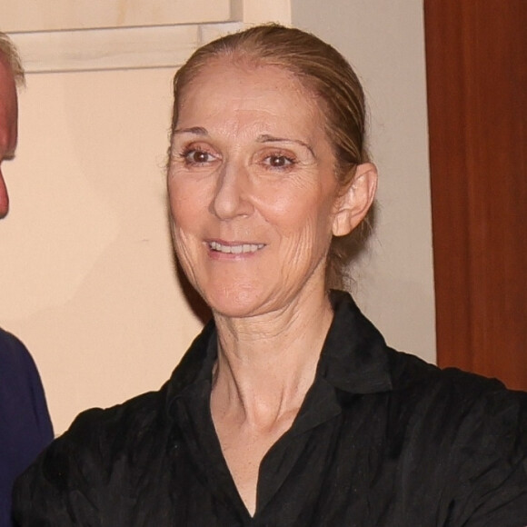 La cérémonie d'ouverture des Jeux Olympiques s'annonce déjà surprenante. 
Céline Dion retourne fatiguée à son hôtel après des répétitions pour les Jeux Olympiques de Paris.