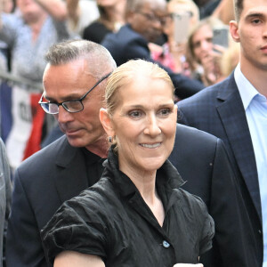 Alors que Céline, elle, a opté pour une tenue full black ! La chanteuse est attendue ce vendredi 26 juillet pour performer lors de la cérémonie d'ouverture des JO de Paris ! 
Céline Dion à la sortie de l'hôtel Royal Monceau à Paris avant l'ouverture des Jeux Olympiques (JO) de Paris 2024, à Paris, France, le 24 juillet 2024.