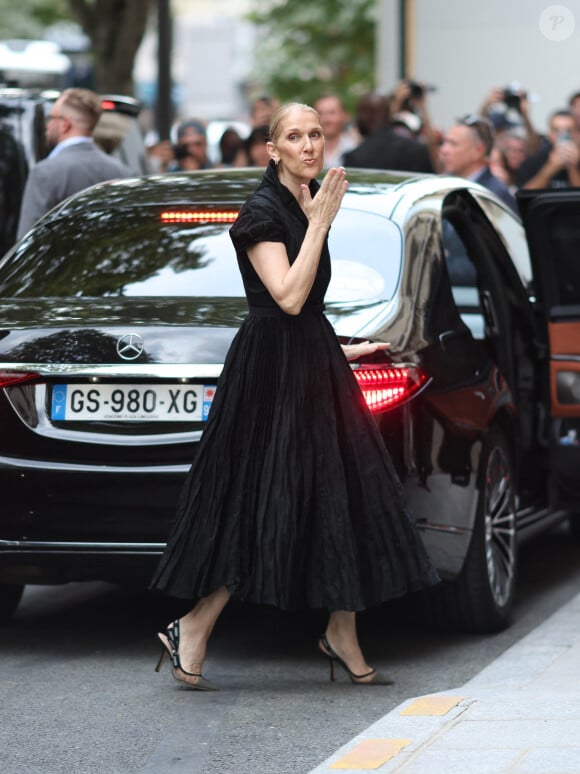 Céline Dion à la sortie de l'hôtel Royal Monceau à Paris avant l'ouverture des Jeux Olympiques (JO) de Paris 2024, à Paris, France, le 24 juillet 2024.