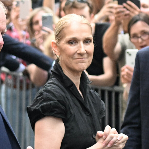 Ce vendredi soir !
Céline Dion à la sortie de l'hôtel Royal Monceau à Paris avant l'ouverture des Jeux Olympiques de Paris