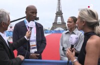 Didier Drogba est resté très calme face à une guêpe lors de son interview
Anne-Sophie Lapix, Didier Drogba et Nagui