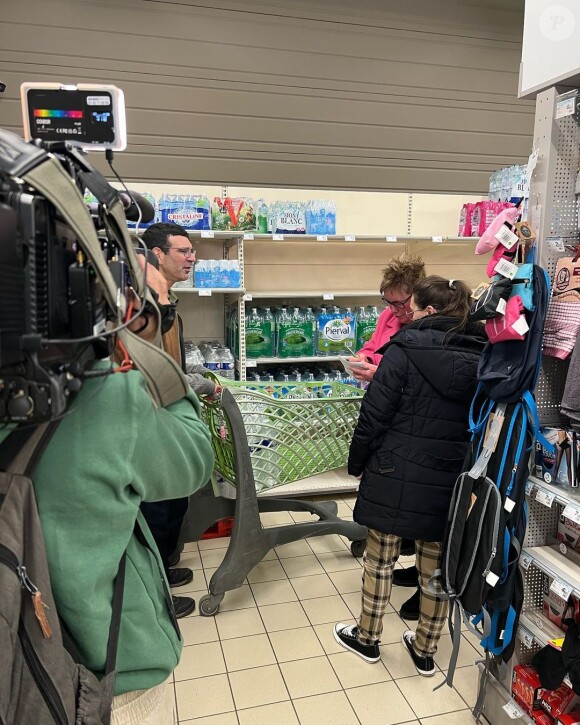 Des photos jamais partagées accompagnées d'une légende de la directrice de casting.
De nouvelles photos de Patrice et Justine sur le tournage de "L'amour est dans le pré" sont diffusées.