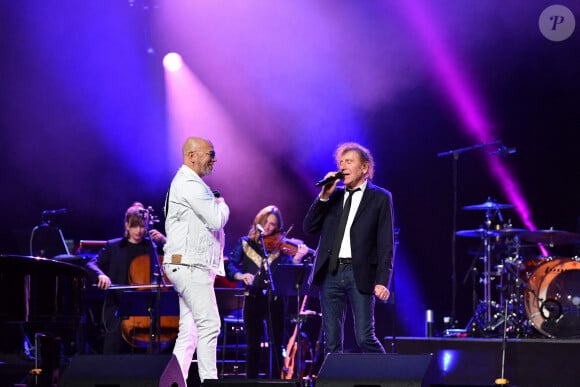 Le chanteur enchaîne des concerts pour ses 30 ans de carrière depuis l'automne dernier, mais semble être épuisé...
Pascal Obispo et Alain Souchon sur la scène de l'Olympia pour le 20e anniversaire de la Fondation pour la recherche sur la maladie d'Alzheimer, le 18 mai 2024 à Paris. Christophe Meng/ABACAPRESS.COM