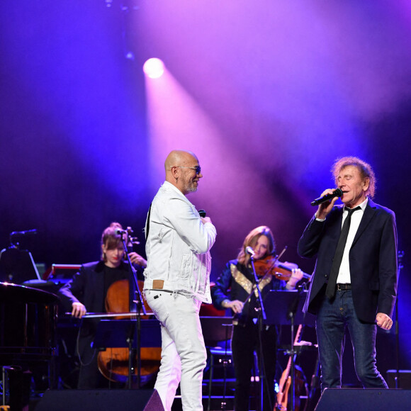 Le chanteur enchaîne des concerts pour ses 30 ans de carrière depuis l'automne dernier, mais semble être épuisé...
Pascal Obispo et Alain Souchon sur la scène de l'Olympia pour le 20e anniversaire de la Fondation pour la recherche sur la maladie d'Alzheimer, le 18 mai 2024 à Paris. Christophe Meng/ABACAPRESS.COM