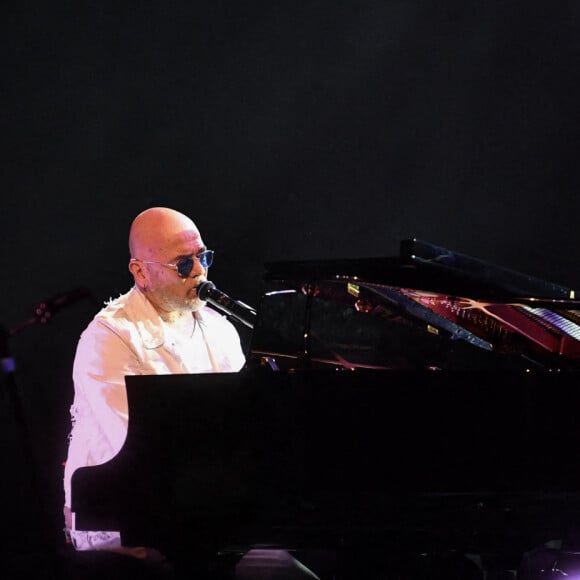 Pascal Obispo sur la scène de l'Olympia pour les 20 ans de la Fondation pour la recherche sur la maladie d'Alzheimer, le 18 mai 2024. Christophe Meng/ABACAPRESS.COM