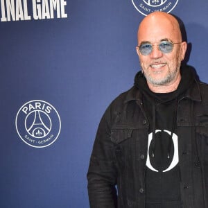 Quatre dates ont été annulées au moins par Pascal Obispo, notamment à Perpignan, à Sainte-Maxime et à Arcachon.
Pascal Obispo pose pour un photo-call avant le match de handball Liqui Moly Starligue entre le Paris Saint-Germain et le Pays d'Aix Universite Club à l'Accor Arena à Paris le 31 mai 2024. Firas Abdullah/ABACAPRESS.COM