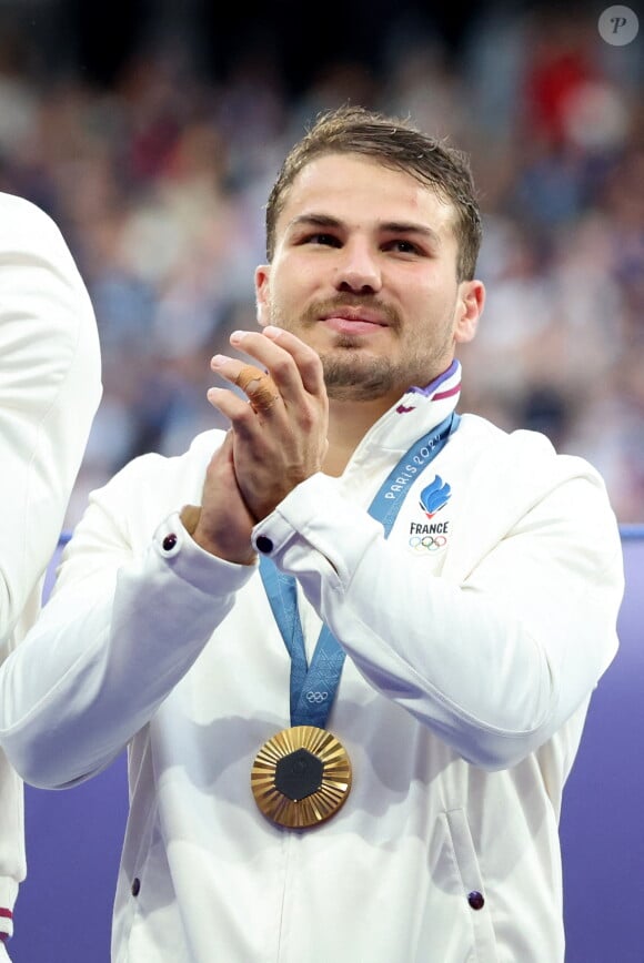 Antoine Dupont - Podium - La France remporte la finale en Rugby à 7 après sa victoire face à Fidji (et sa première médaille d'or) lors des Jeux Olympiques (JO) de Paris 2024 au Stade de France à Saint-Denis, Seine Saint-Denis, France, le 27 juillet 2024. © Jacovides-Perusseau/Bestimage 