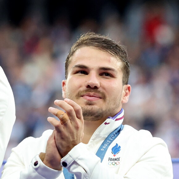 Antoine Dupont - Podium - La France remporte la finale en Rugby à 7 après sa victoire face à Fidji (et sa première médaille d'or) lors des Jeux Olympiques (JO) de Paris 2024 au Stade de France à Saint-Denis, Seine Saint-Denis, France, le 27 juillet 2024. © Jacovides-Perusseau/Bestimage 