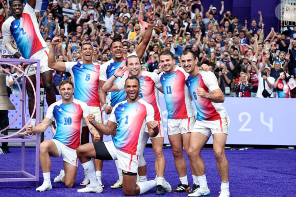 Antoine Dupont - Podium - La France remporte la finale en Rugby à 7 après sa victoire face à Fidji (et sa première médaille d'or) lors des Jeux Olympiques (JO) de Paris 2024 au Stade de France à Saint-Denis, Seine Saint-Denis, France, le 27 juillet 2024. © Jacovides-Perusseau/Bestimage 