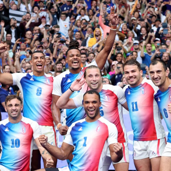 Antoine Dupont - Podium - La France remporte la finale en Rugby à 7 après sa victoire face à Fidji (et sa première médaille d'or) lors des Jeux Olympiques (JO) de Paris 2024 au Stade de France à Saint-Denis, Seine Saint-Denis, France, le 27 juillet 2024. © Jacovides-Perusseau/Bestimage 