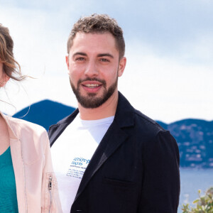 Marwan Berreni n'était âgé que de 34 ans. Depuis 2009, il donnait la réplique à Léa François et Anne Décis dans "Plus belle la vie".
Nicolas Berger-Vachon, Anne Décis, Léa Francois et Marwan Berreni assistent au photocall "Plus Belle la Vieé lors du 5ème Festival de Cannes, le 2 avril 2022 à Cannes. Photo par David Niviere/ABACAPRESS.COM