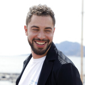 Marwan Berreni lors du photocall de "Plus Belle La Vie" lors du festival Cannes Series 2022. Cannes le 23 avril 2022. © Denis Guignebourg/Bestimage