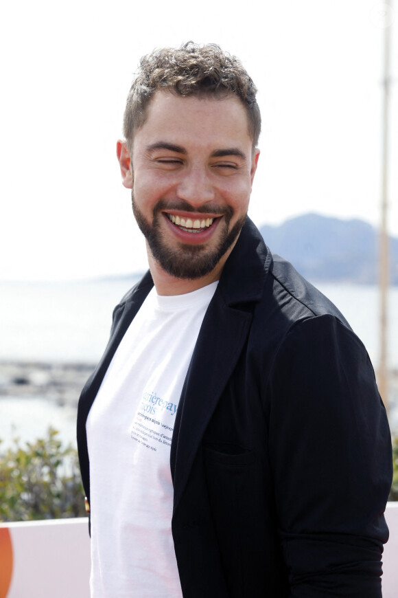 Marwan Berreni lors du photocall de "Plus Belle La Vie" lors du festival Cannes Series 2022. Cannes le 23 avril 2022. © Denis Guignebourg/Bestimage