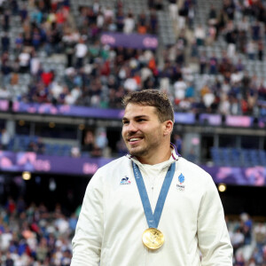 Une fois l'évènement terminé, les médaillés recevront également une peluche des Phryges
 
Antoine Dupont - Podium - La France remporte la finale en Rugby à 7 après sa victoire face à Fidji (et sa première médaille d'or) lors des Jeux Olympiques (JO) de Paris 2024 au Stade de France à Saint-Denis, Seine Saint-Denis, France, le 27 juillet 2024. © Jacovides-Perusseau/Bestimage