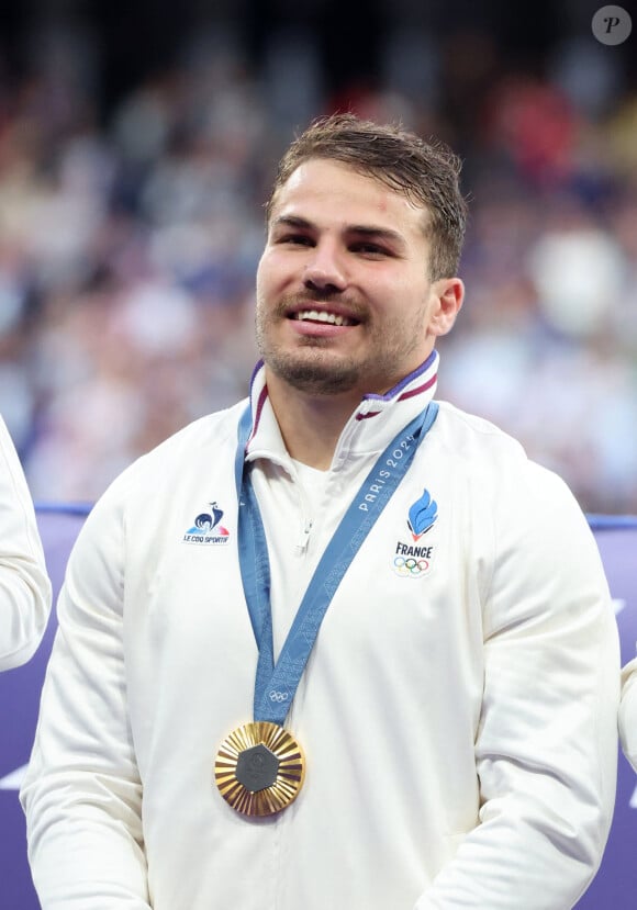 Photo : Antoine Dupont - Podium - La France remporte la finale en Rugby ...