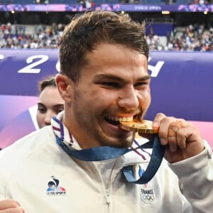 Des récompenses en plus des médailles pour les champions
 
Antoine Dupont - La France remporte la finale en Rugby à 7 après sa victoire face à Fidji (et sa première médaille d'or) lors des Jeux Olympiques (JO) de Paris.