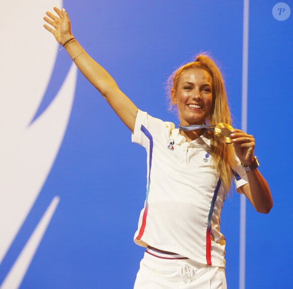 Une peluche personnalisée selon la médaille obtenue par l'athlète
 
Pauline Ferrand-Prévot, médaille d'or en VTT, au Club France lors des Jeux Olympiques Paris 2024. Le 28 juillet 2024 © Jonathan Rebboah / Panoramic / Bestimage