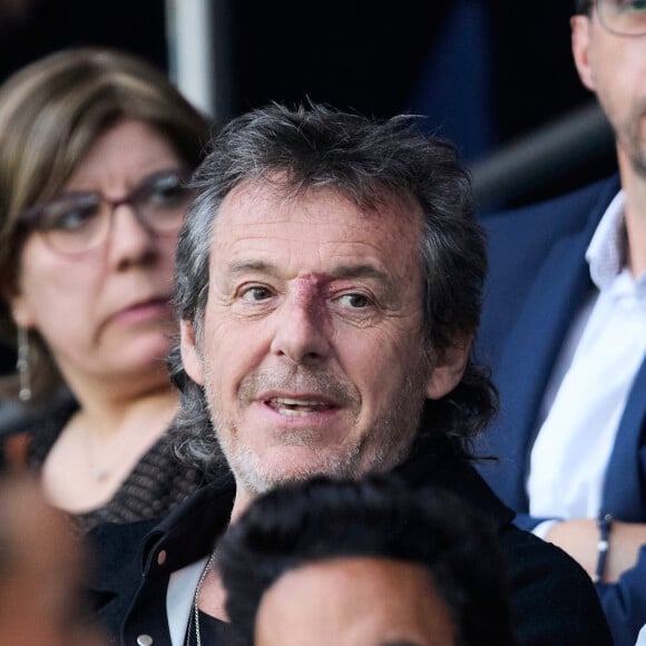 Jean-Luc Reichmann - Célébrités dans les tribunes du match de Ligue 1 Uber Eats "PSG-Toulouse" (1-3) au Parc des Princes à Paris le 12 mai 2024. © Cyril Moreau/Bestimage 