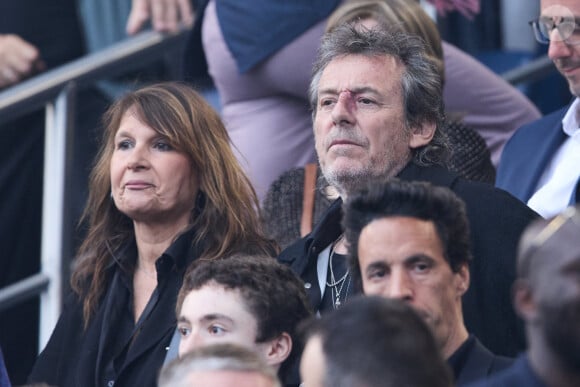 Jean-Luc Reichmann et sa femme Nathalie Lecoultre - Célébrités dans les tribunes du match de Ligue 1 Uber Eats "PSG-Toulouse" (1-3) au Parc des Princes à Paris le 12 mai 2024. © Cyril Moreau/Bestimage 