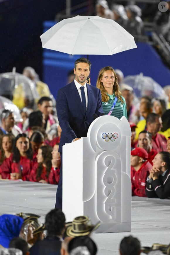 On voit alors une jeune femme tenir un parapluie pour protéger le président des JO
Tony Estanguet à la cérémonie d'ouverture des Jeux Olympiques (JO) de Paris, le 26 juillet 2024 au Trocadéro. ( © Photo News / Panoramic / Bestimage