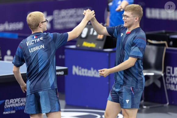 Alexis et Felix Lebrun représentent de réelles chances de médailles pour la délégation française lors des Jeux Olympiques de Paris
Les français Alexis et Felix Lebrun assurés d'une médaille en double masculin après avoir atteint les demi-finales lors des championnats d'Europe de tennis de table à Munich, Allemagne, le 17 août 2022. © Imago/Panoramic/Bestimage