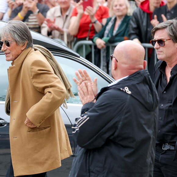 Jacques Dutronc et son fils Thomas Dutronc - Arrivées aux obsèques de l'auteure-compositrice-interprète et actrice française Françoise Hardy au crématorium du cimetière du Père-Lachaise à Paris, France, le 20 juin 2024. © Jacovides-Moreau/Bestimage