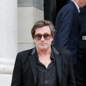 Thomas Dutronc - Sortie des obsèques de l'auteure-compositrice-interprète et actrice française Françoise Hardy au crématorium du cimetière du Père-Lachaise à Paris, France, le 20 juin 2024. © Jacovides-Moreau/Bestimage 