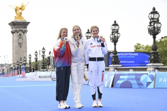 Julie Derron (SUI) Cassandre Beaugrand (France) - Beth Potter (GBR)- Triathlon femme - Triathlon, Women's final during the Olympic Games Paris 2024 © Michael Baucher / Panoramic / Bestimage