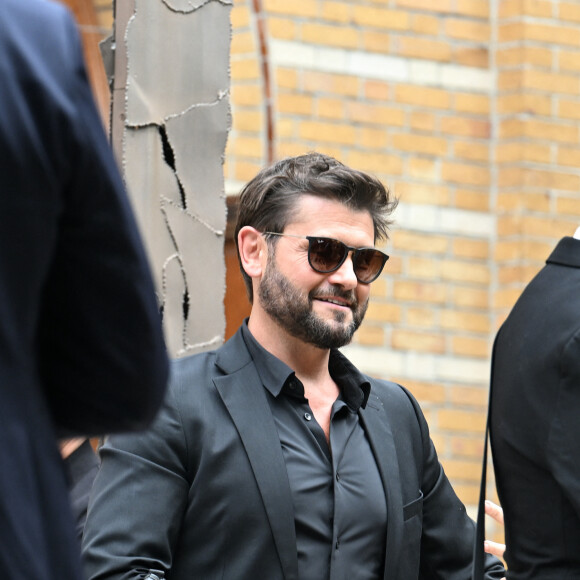 Et certains se demandent si elle n'aurait pas un lien de parenté avec l'animateur Christophe Beaugrand. 
Christophe Beaugrand - Sorties des obsèques de Nonce Paolini en l'église Saint-Honoré-d'Eylau, 66 bis, avenue Raymond-Poincaré à Paris, France, le 23 juillet 2024.
