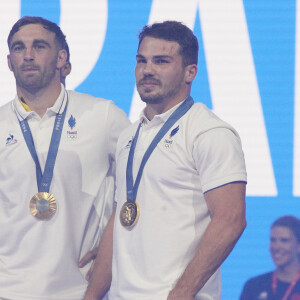 Jean-Pascal Barraque (FRA) Antoine Dupont (FRA) - Les joueurs de l'équipe de France de Rugby à 7 célèbrent leur médaille d'or au Club France porte de la Villette lors des Jeux Olympiques (JO) de Paris 2024, à Paris, France, le 27 juillet 2024. © Jonathan Rebboah/Panoramic/Bestimage