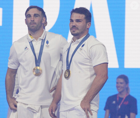 Jean-Pascal Barraque (FRA) Antoine Dupont (FRA) - Les joueurs de l'équipe de France de Rugby à 7 célèbrent leur médaille d'or au Club France porte de la Villette lors des Jeux Olympiques (JO) de Paris 2024, à Paris, France, le 27 juillet 2024. © Jonathan Rebboah/Panoramic/Bestimage