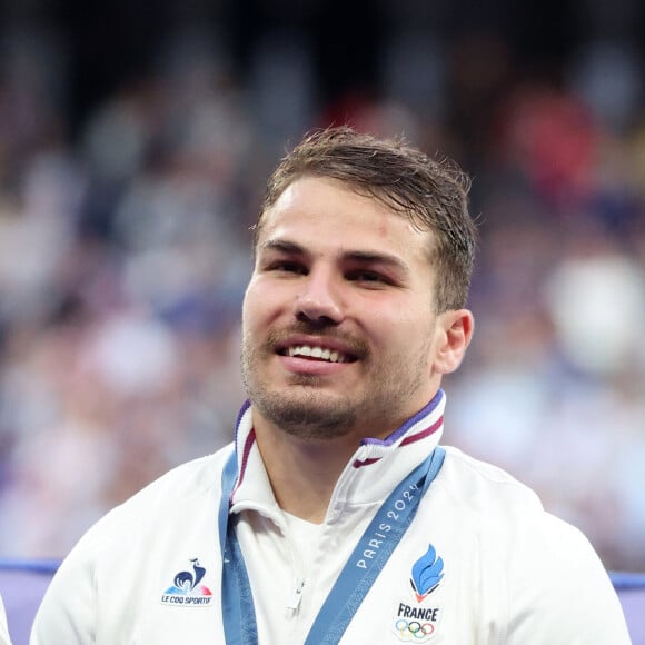 Antoine Dupont - Podium - La France remporte la finale en Rugby à 7 après sa victoire face à Fidji (et sa première médaille d'or) lors des Jeux Olympiques (JO) de Paris 2024 au Stade de France à Saint-Denis, Seine Saint-Denis, France, le 27 juillet 2024. © Jacovides-Perusseau/Bestimage